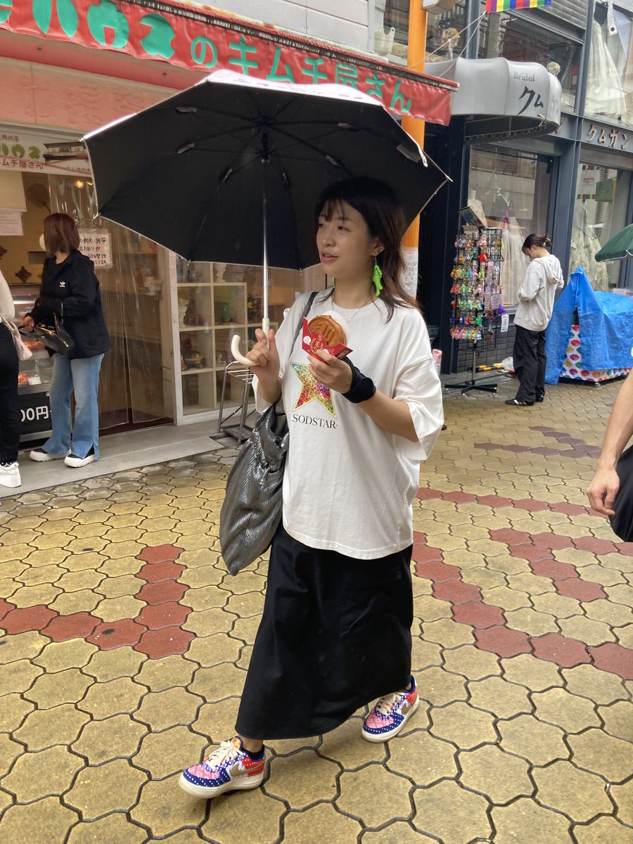 小雨の中スタートした今回のイベント
人気の場所だけありなかなかワンショットが撮れず😅この後の食事で食べ過ぎないよう⁈チーズ入り10円を渡されてました😂
☔️が強くならなかったのは紗々ちゃんの力か😜
#範田紗々
#ささ散歩