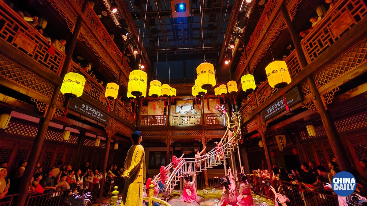 ChinaDaily's tweet photo. #Hunan's #Changde sees a tourism boom during the National Day #holiday! Tourists visit Hejie Street and catch a glimpse of the immersive show Past Stories of Changde. The lively vibe by the water fully shows the vitality of holiday #travel amid the city's charm. #travel #CulturalJourney (Photos: Lu Zhongqiu)
