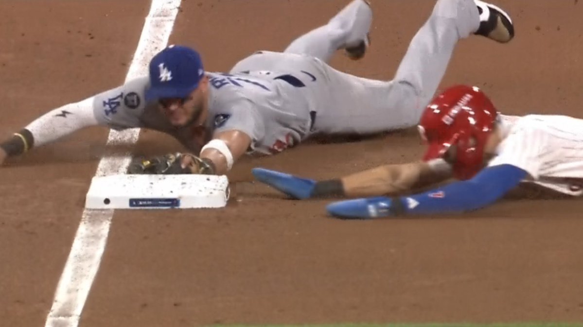 Miguel Rojas got to the third base bag in time for the final out of the inning!

Dodgers and Phillies are still scoreless after six 
