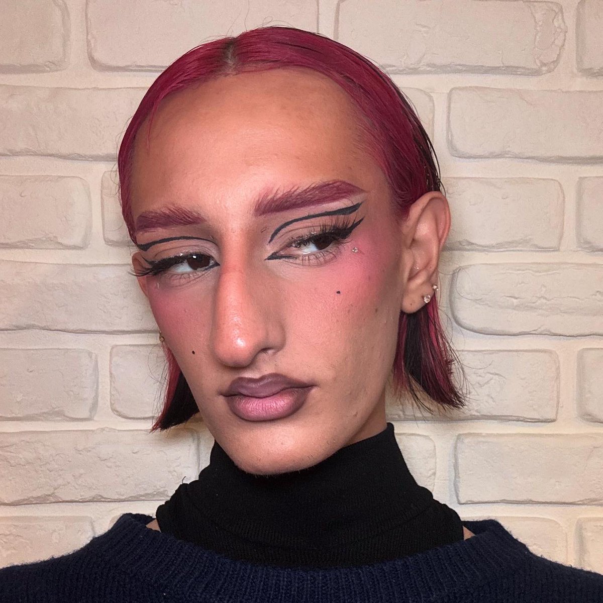 bamboo_camelleo's tweet image. 🎨 Oser, créer, exagérer.
Chaque trait raconte une intention, chaque ombre une émotion.
Le maquillage, c’est plus qu’un look — c’est un langage. 💋
#MakeupArt #CreativeMakeup #avantgardemakeup #makeupinspiration #makeupartist #editorialmakeup #boldmakeup #makeuptransformation