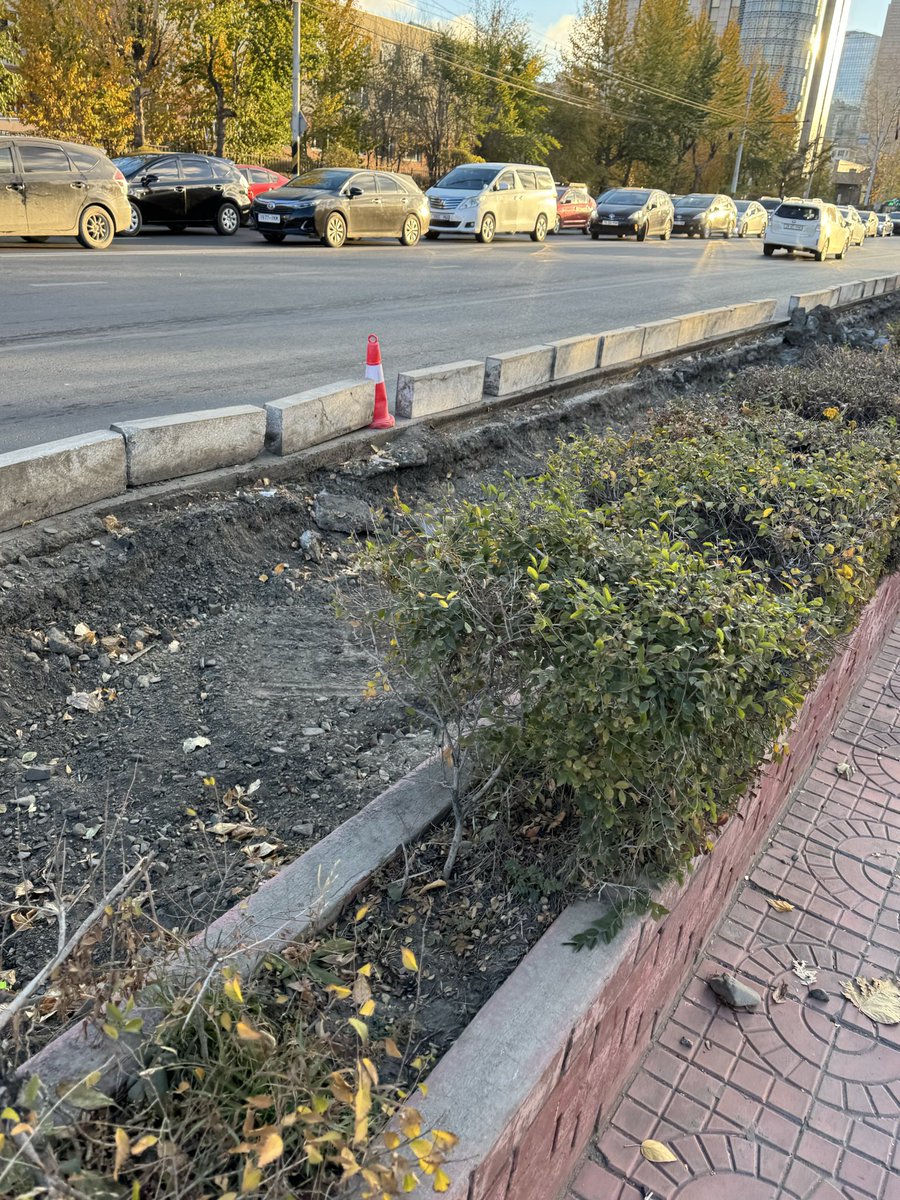 АПУ-н орчимд ийм тамын байдалтай 3 сар боллоо ХУД-н засаг гэж ямар ац нь байгаад байна хөөж гаргаж ажлын хийлгээч <a href="/KhNyambaatar/">Х.Нямбаатар</a>  даргаа юм болгонд та явж байна гэж юу байдаг юм.