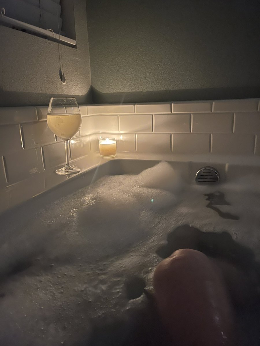 Monday nights be like this.. 🤍 relaxing!