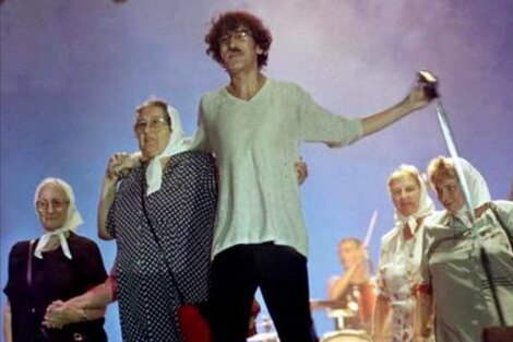 Milei cantó "Yo que crecí con Videla."
                    "Yo que viví entre fachistas"

DIOS MÍO