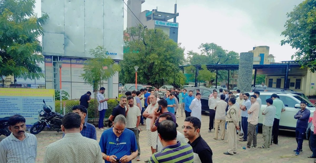 कुचामन में रुलानिया होंडा के मालिक रमेश जी रुलानिया पर फायरिंग 

फायरिंग में रमेश जी रुलानिया की मौत शिक्षा नगरी में हुई घटना बहुत ही निंदनीय है