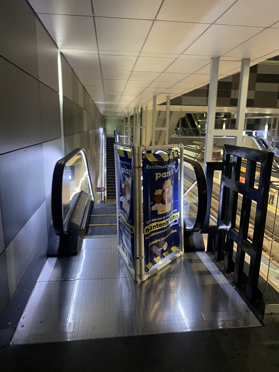 EffyGtz's tweet photo. Padrísimo será que después de 117 días que la estación La Normal @SITEURJAL se encuentra en terribles condiciones, vengan a hacer una nota de lo insostenible que se ha vuelto este “servicio” (en cualquier estación) @nmasguadalajara @Trafico_ZMG @TVAztecaJalisco @CANAL44TV https://t.co/PIoqyx1VzJ