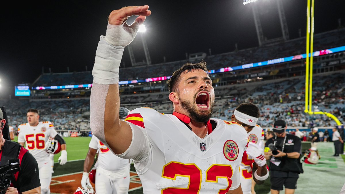 Chiefs's tweet image. Team &amp;gt; everything.