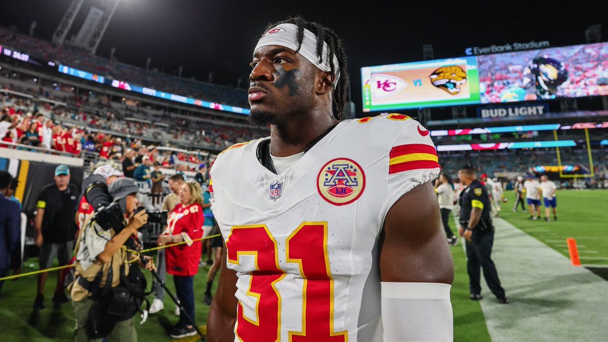 Chiefs's tweet image. Team &amp;gt; everything.