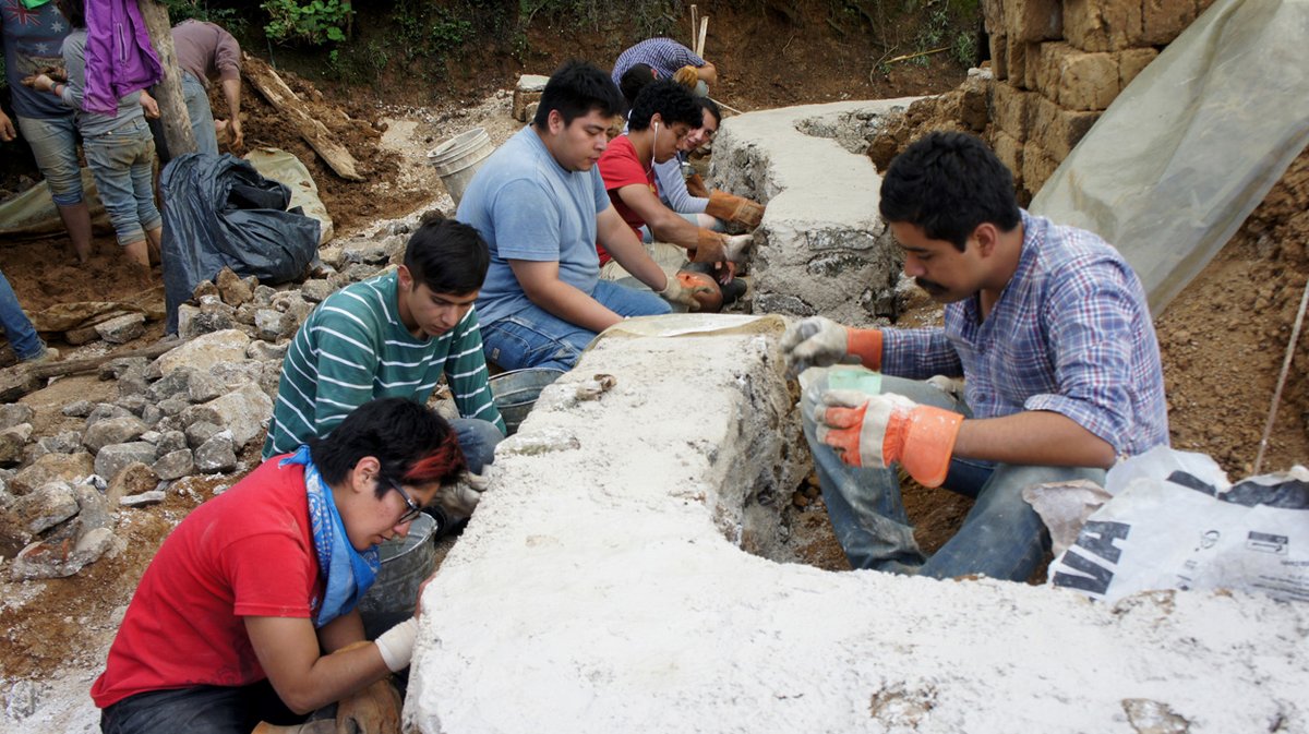 Cocina-Taller para la cooperativa “Mujeres Sembrando la vida”
En este proyecto se reutilizaron los elementos existentes en la región y se incorporaron materiales locales y artesanales. Entre ellos:
• Piedra
• Muros de adobe
• Tejas artesanales
Con el fin de respetar el entorno