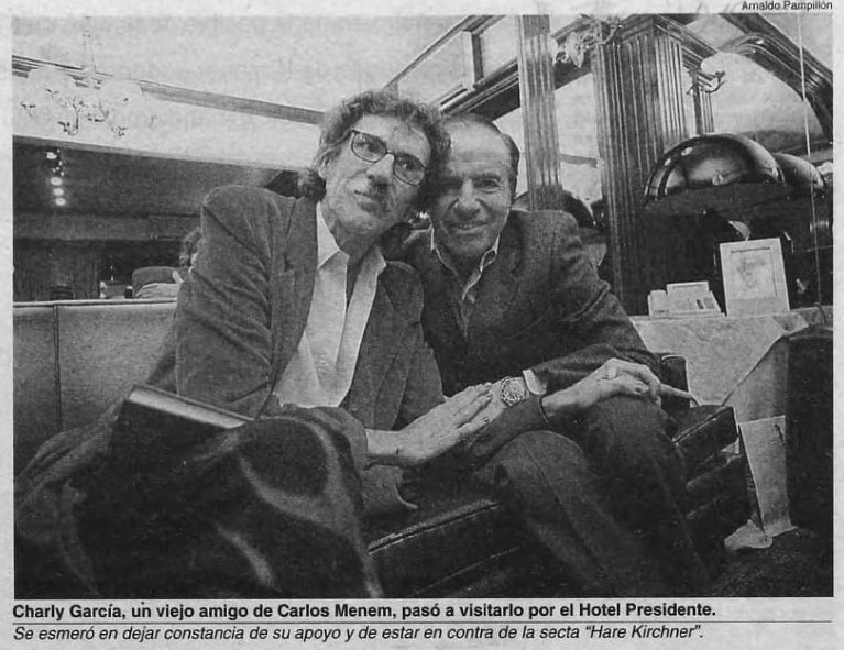 Carlos Menem recibe el apoyo de Charly García para el balotaje presidencial luego de visitarlo en el Hotel Presidente tras los resultados de la elección del 27 de abril de 2003.
