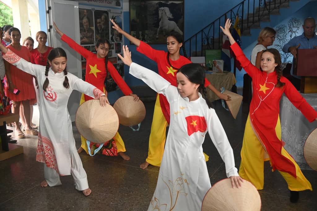 Bellísimo encuentro en Vo thi Thang 
El presidente <a href="/DiazCanelB/">Miguel Díaz-Canel Bermúdez</a> 🇨🇺 ha visitado esta mañana la escuela
En su matutino, en diálogo sencillo y animado, intercambió con los niños y dejó réplicas de importantes lugares visitados en #Vietnam durante su más reciente visita. 

1/2