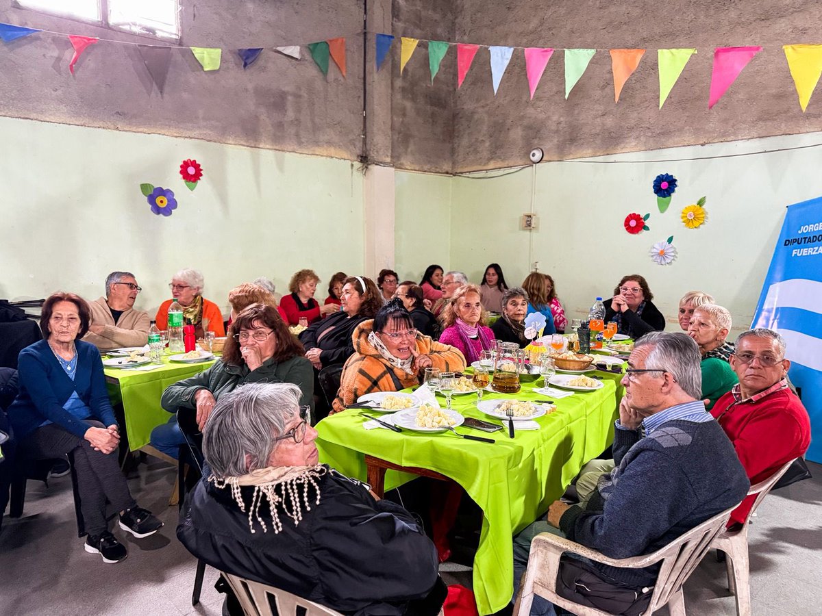 💛 Celebramos el Día del Jubilado en el barrio #Monasterio, compartiendo un almuerzo con quienes son el corazón y la memoria viva de nuestra comunidad. Junto a <a href="/nicocarvalholp/">Nicolás Carvalho</a>, @corracarola <a href="/pablo_poste/">Pablo Fernandez</a> y <a href="/aguspropatoarg/">Agustina Propato</a>, nos divertimos pero también escuchamos sus historias, sus