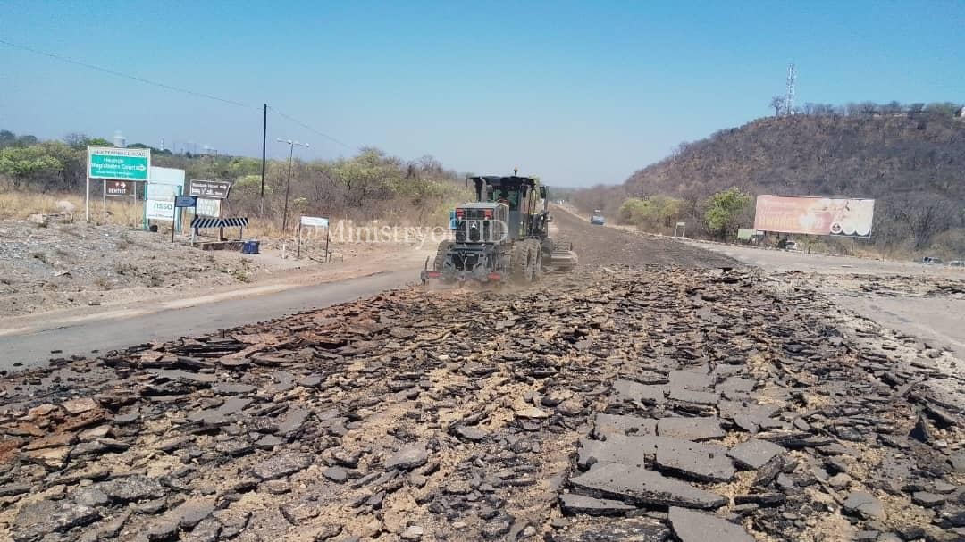 SibandaGra80441's tweet image. Roadworks in motion on the Bulawayo–Victoria Falls route (Hwange section).
Tourism, trade, and safety are risingkilometre by kilometre.
A stronger Zimbabwe is taking shape. #InfrastructureDevelopment #KilometerbyKilometer #ProgressUpdate
