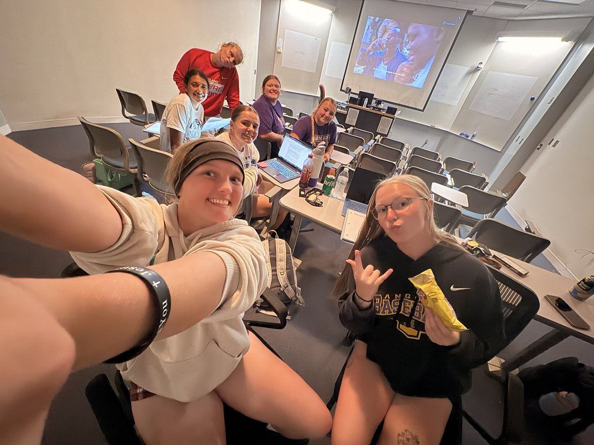 CatherineTrebl1's tweet photo. Academic workshop! @DefiCollegeSB #EarnNotGiven https://t.co/u9Hgrw079p