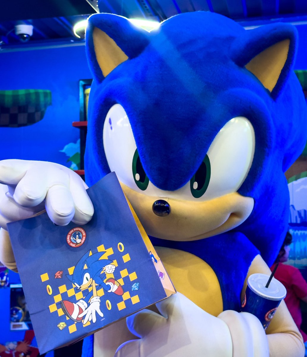 Erendearing's tweet photo. Helped launch Sonic The Hedgehog Fast Dogs in Monterrey Mexico ✨💖
Super proud of this one! Excited for all the initiatives we have planned for LATAM 🤗

#SonicTheHedegehog #Sonic 
#SonicLatam 
(credit to original poster for the meal image) https://t.co/pBdYCIdDsM
