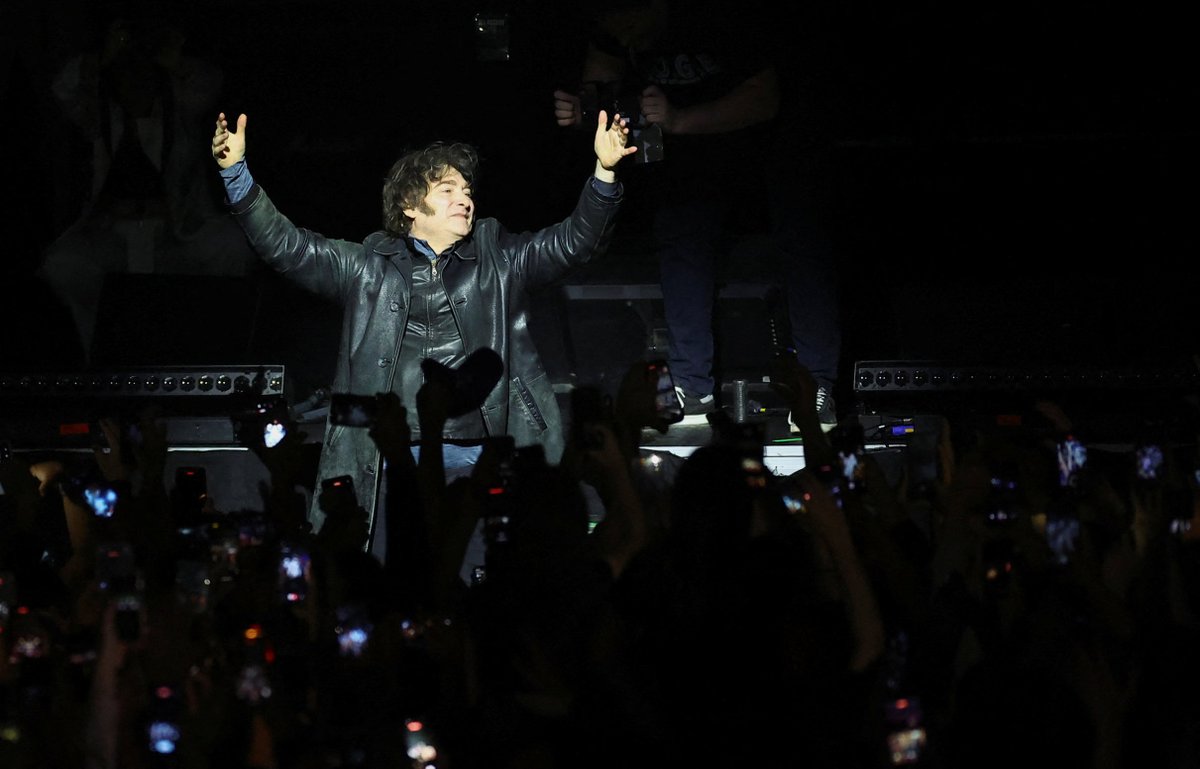 🔴 EN VIVO | Milei cantó con su banda y le agradeció “a Karina, a Santiago Caputo y a Las Fuerzas del Cielo” infob.ae/48je3uy