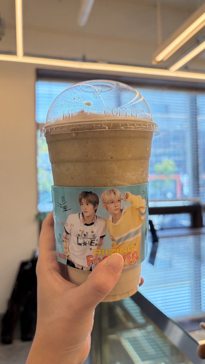 카페에서 일하는 사람은
영원히 메가랑 바람피는 사람이 되..
최애메뉴랑 함께🍵💚

#메가MGC커피
#SMGC #RIIZE
#은석 #소희 #은석소희_함께여서더빛나
mega_mgc_coffee mega_mgc_coffee