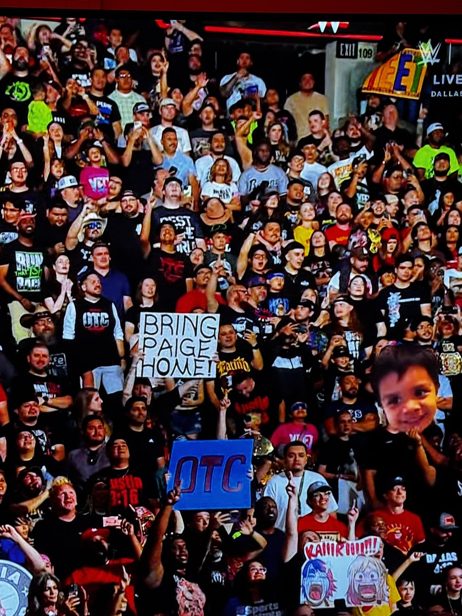 Halyanth's tweet image. Spotted this sign during the opening of raw. @Saraya   Fans are calling for you to come home. 

Starting a new hashtag.#bringpaigehome

#WWEraw