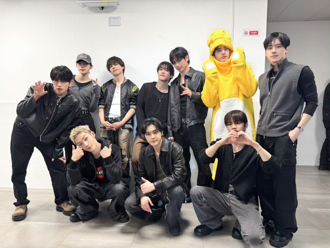 this pic... didnt even give younghoon time to change????
