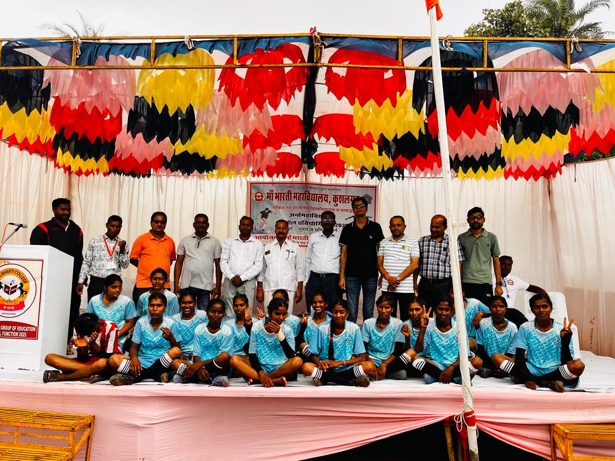 NSSMBDCOLLEGE's tweet image. गोविन्द गुरु जनजातीय विश्वविद्यालय बांसवाड़ा द्वारा आयोजित अन्तर् महाविद्यालय खेल‌ प्रतिस्पर्धा (फुटबॉल) में मामा बालेश्वर दयाल राजकीय महाविद्यालय , कुशलगढ़ की महिला टीम‌ उपविजेता रही। हार्दिक बधाई एवं शुभकामनाएँ ।