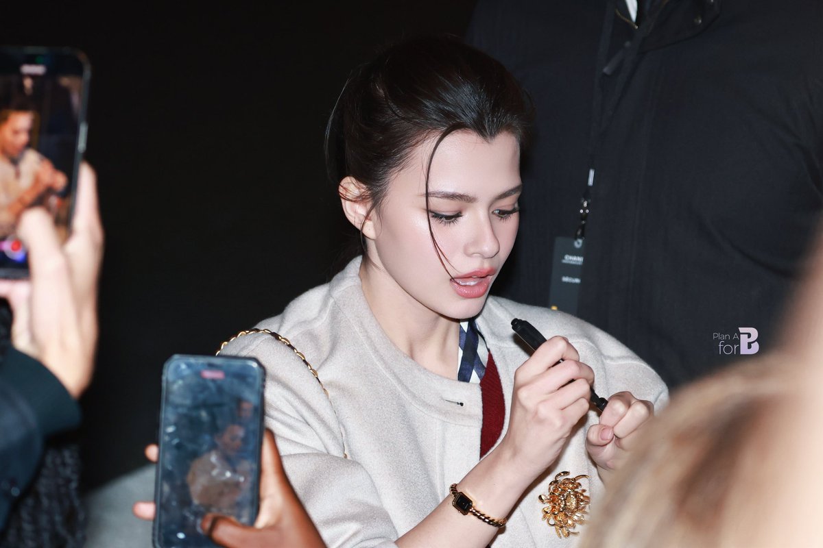 PlanAforBec's tweet image. Becky's authenticity is her strength: without pretense or exaggeration, she makes people feel valued in the smallest gestures.

@CHANEL @AngelssBecky

REBECCA AT CHANEL PFW SS26
#CHANELSpringSummer26xBecky
#beckysangels