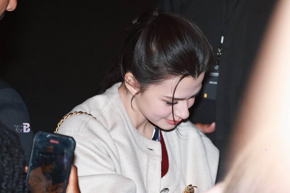 PlanAforBec's tweet image. Becky's authenticity is her strength: without pretense or exaggeration, she makes people feel valued in the smallest gestures.

@CHANEL @AngelssBecky

REBECCA AT CHANEL PFW SS26
#CHANELSpringSummer26xBecky
#beckysangels