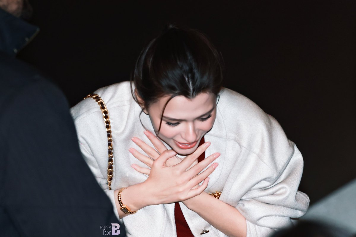 PlanAforBec's tweet image. Becky's authenticity is her strength: without pretense or exaggeration, she makes people feel valued in the smallest gestures.

@CHANEL @AngelssBecky

REBECCA AT CHANEL PFW SS26
#CHANELSpringSummer26xBecky
#beckysangels