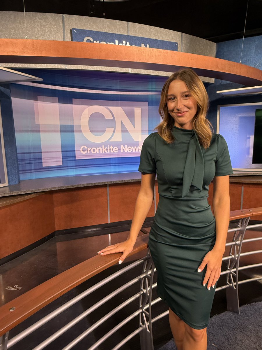 Macy_Markhamm's tweet photo. Catch me on @cronkitenews tonight at 6 and 7:30pm — talking day 6 of the government shutdown and something special lighting up the sky…hint: Neil Young 🌕 https://t.co/WB25ih3PL7