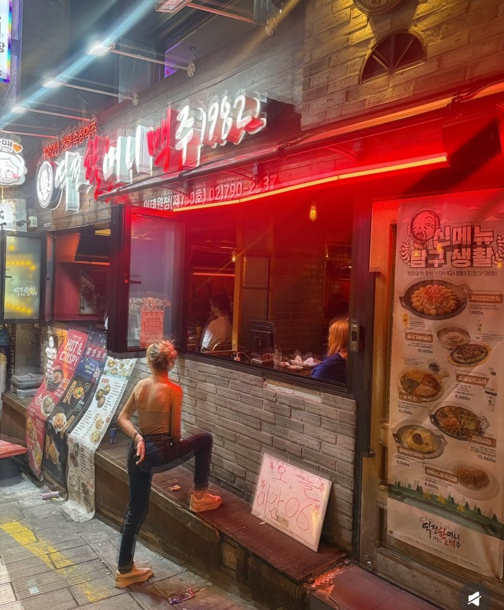 Hace unos días una persona encontrò el autografo de Jungkook colocado en la pared de un restaurante en Itaewon.

* el restaurante ubicado frente a una estaciòn llamado ,"Harmony Beer Seoul Itaewon Branch" popular por la sopa de mariscos.

💌 Comentario de la persona que vi su