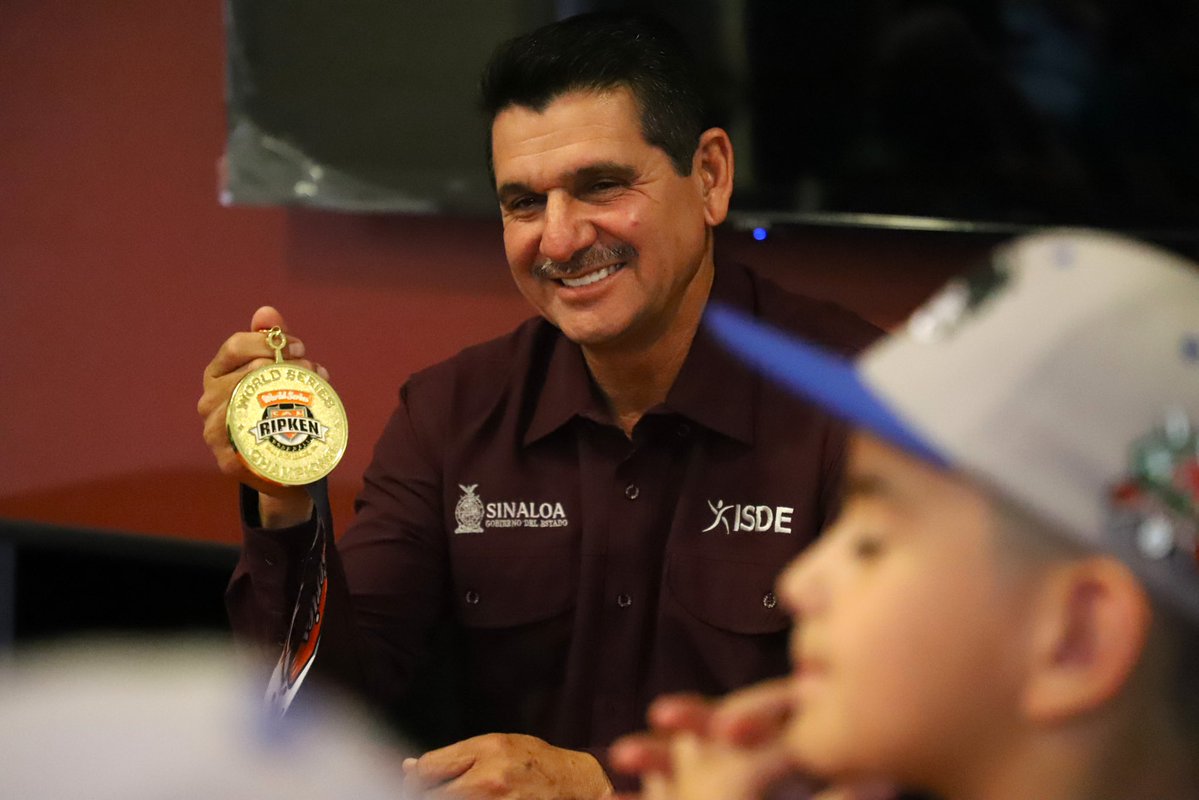 🏆⚾ ¡Orgullo sinaloense!

El ISDE recibió a los campeones del Cal Ripken World Series U-8, quienes agradecieron el apoyo del Gobierno del Estado y del gobernador <a href="/rochamoya_/">Rubén Rocha Moya</a> por impulsar sus sueños deportivos. 👏🏼🇲🇽

#OrgulloSinaloense #ISDE #Beisbol #SinaloaEsGrande