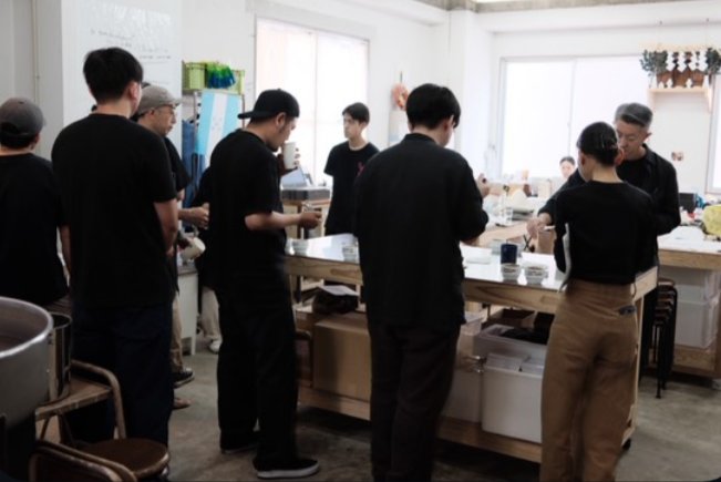 roaster2011's tweet photo. 長崎市にあるカリオモンズコーヒーはオーナーの伊藤さんが産地へ生豆を買付けに行き選んだ生豆を使っています

確かなスキルと長年築き上げた農家との信頼関係がある証

その伊藤さんのお店で開催した講習はインプットと実践、実感の繰り返し

説明を目の前で実践して結果を確認してもらいました https://t.co/d2kA8M0vYl