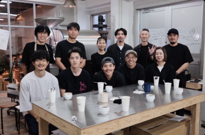 roaster2011's tweet photo. 長崎市にあるカリオモンズコーヒーはオーナーの伊藤さんが産地へ生豆を買付けに行き選んだ生豆を使っています

確かなスキルと長年築き上げた農家との信頼関係がある証

その伊藤さんのお店で開催した講習はインプットと実践、実感の繰り返し

説明を目の前で実践して結果を確認してもらいました https://t.co/d2kA8M0vYl