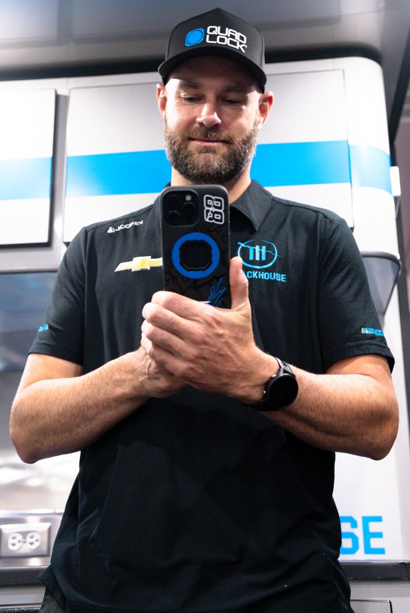 QuadLockCase's tweet photo. For the SVG fans 👊
Your custom case has arrived! Get yours today: https://t.co/bDw8rzdxS3
Now available across the US, Australia & NZ - but not for long.
#nascar #magsafe #customcase #nascardriver https://t.co/jFMqfNMDRp
