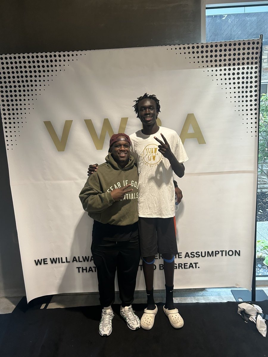 Thiik_Deng's tweet photo. Had a great weekend at @VWBAelite Elite 50. @vicwilli thank you big bro for the opportunity 🖤🧡💪#vwba #family https://t.co/wVnxn69yJa