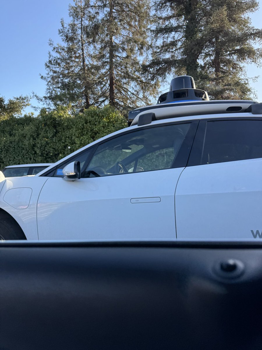 rrayston's tweet photo. The driverless ⁦@Waymo⁩ makes its way@through@MenloPark, CA https://t.co/fjCcleS2hD