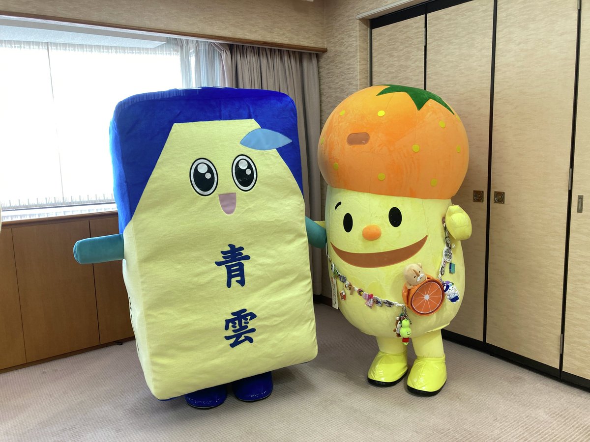 おは香堂です🪁🪁

オレンヂくんともパシャリ📸
ポシェットに見覚えがある色と形のものが……？
みんなと撮った写真まだまだあるのでおたのしみに！