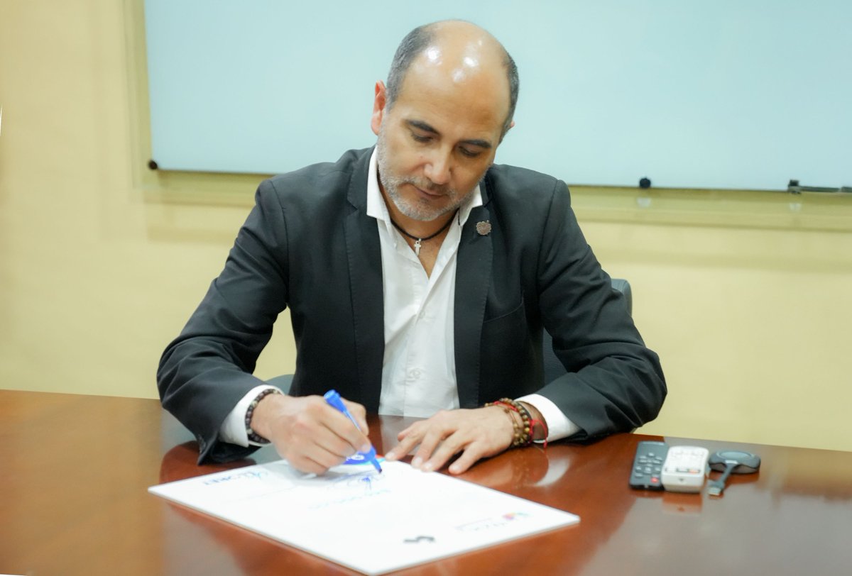 ¡Grandes acuerdos por el progreso de nuestra provincia! 🤝

🗿Hoy firmamos un convenio de cooperación interinstitucional con <a href="/CIDAPAMERICA/">CIDAP</a>, para la promoción del turismo, promover la cultura y brindar mayor apoyo a los artesanos de nuestra provincia. 👨‍🎨

#AzuayMeEncanta