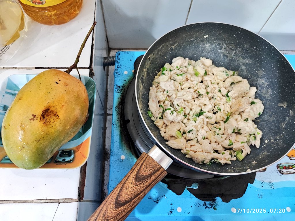 Sanwa0809's tweet photo. Sarapan 
#Protein 🥚 
#Serat 🥭 https://t.co/cZc1rncZCm