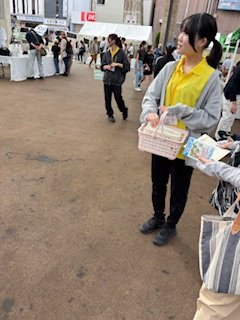 tbcpet's tweet photo. ９月２３日（火・祝）に「2025とちぎ動物愛護フェスティバル」がオリオンスクエアで開催され動物看護師学科１年生がボランティア活動をおこなってきました！学生生達は広く県民のみなさまに命ある動物の愛護と適正飼養についての関心と理解を持っていただきたいとボランティア活動を頑張っていました😀 https://t.co/NrkT3pTDaA