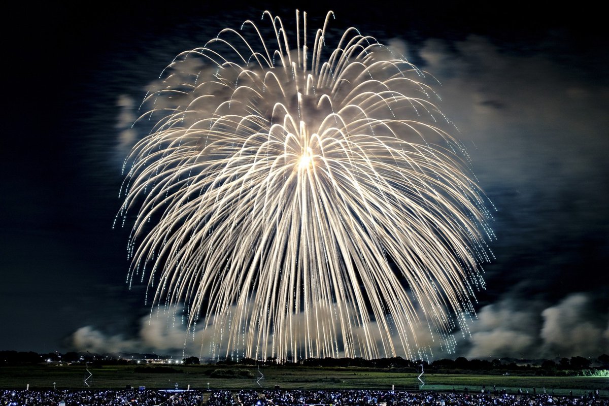 ちなみに、四尺玉の開花時直径は約800mです！ ※写真は四尺玉のもの