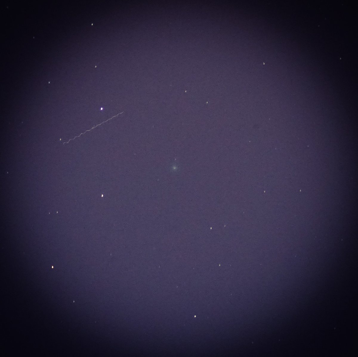 OvniChile1's tweet photo. 🌠 Intentando capturar al cometa C/2025 R2 SWAN desde La Serena, Chile 🇨🇱
Hoy 06 de octubre.
La contaminación lumínica no ayuda mucho, pero igual logré esta humilde captura del viajero cósmico. 💫✨
#CometaSWAN #C2025R2 #Astronomía #LaSerena #TioOvniChile https://t.co/Fs9ZKIaC6I