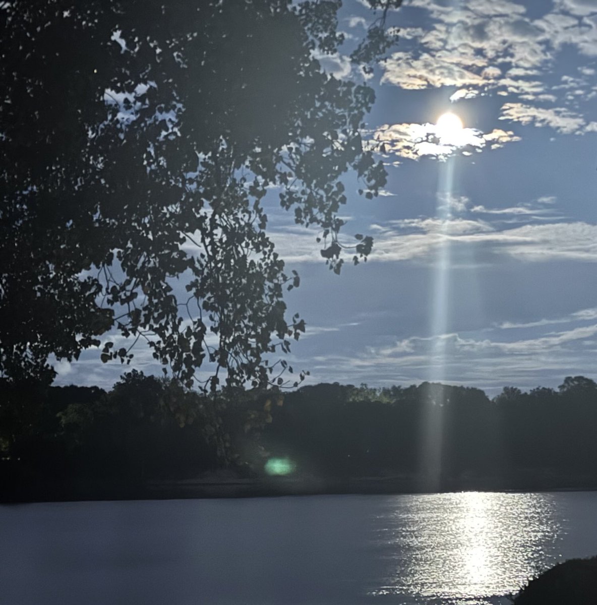 EngAntiques's tweet photo. ⁦@KATVBarry⁩ ⁦@KATVJames⁩ harvest moon over the river from Riverdale… https://t.co/wODoBjO0Lj