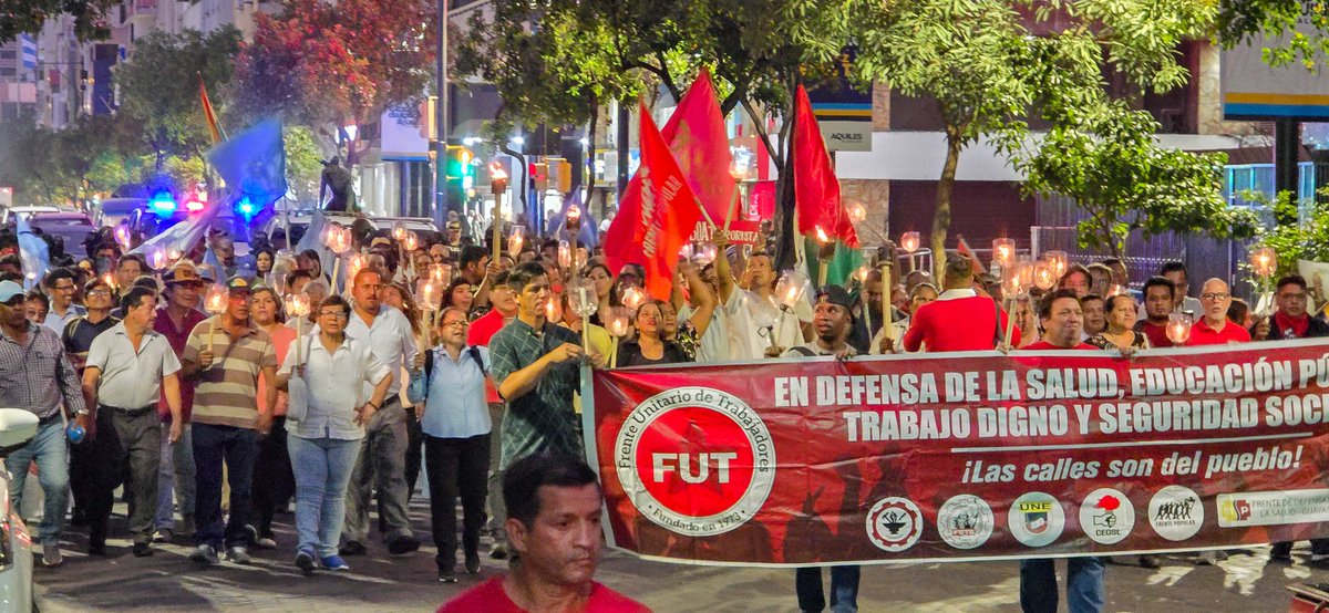 #ATENCIÓN | El FUT y otras organizaciones sociales marcharon con antorchas en Guayaquil, en contra del gobierno. El alza del diésel quedó en segundo plano ante los gritos de "Fuera Noboa, fuera"
