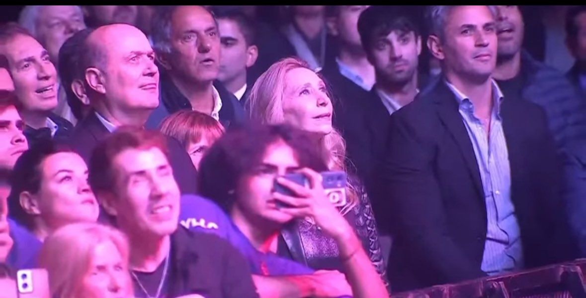 Las caras de los funcionarios viendo al gordo asmático todo chivado. Santilli ya está pensando como filtrar una causa suya para que lo bajen.