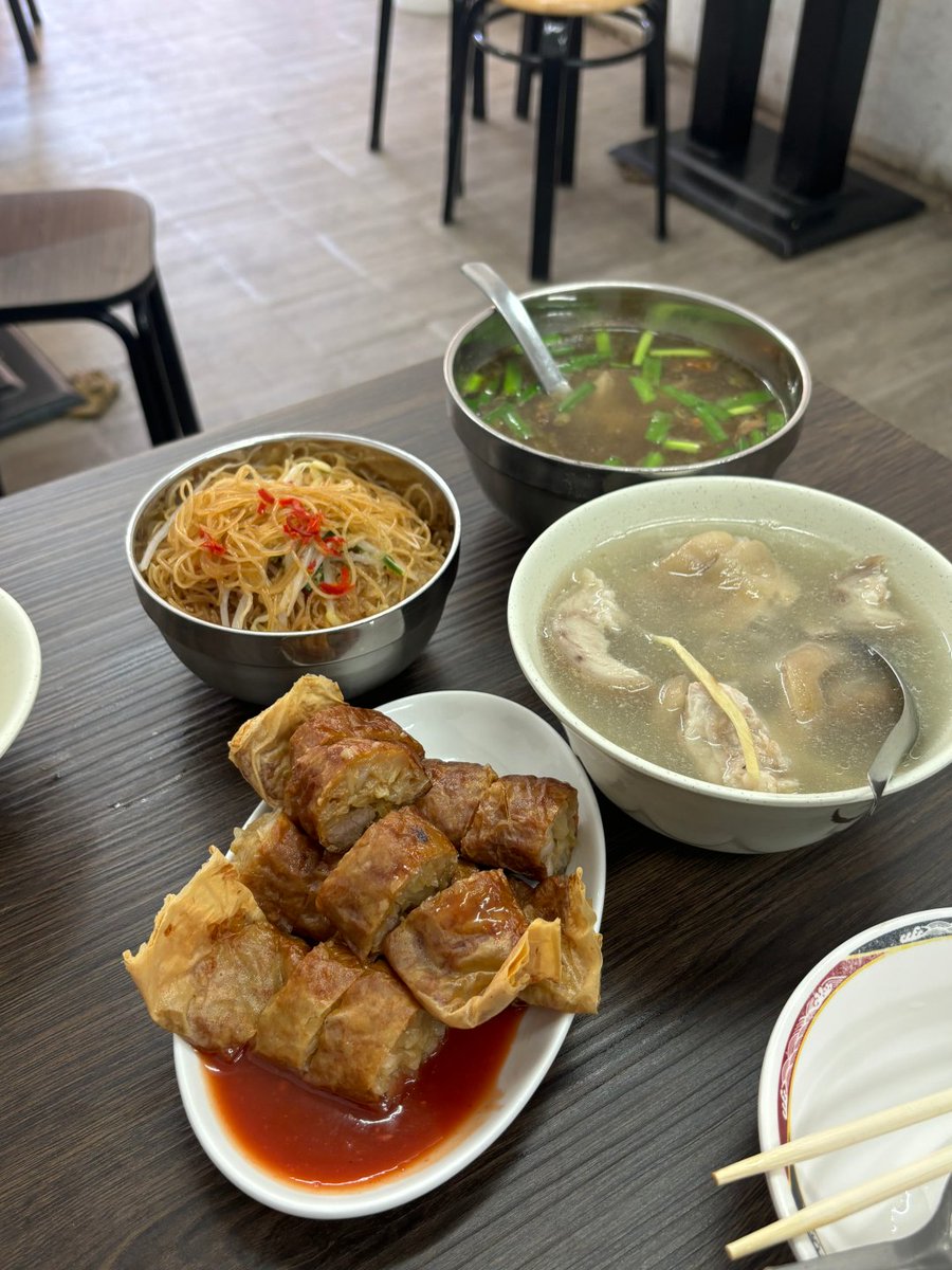 emzeaaa's tweet image. 行天宮を巡った後は、台湾の朝市で食事ですね！🥢😊