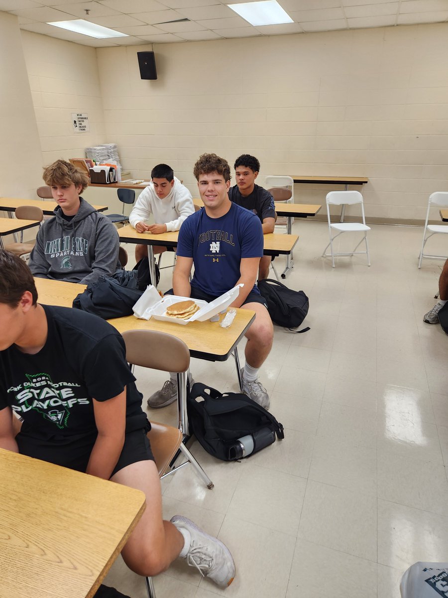 Got a big win last Friday night at Hinsdale Central, and one of the guys that paved the way to over 200 rushing yards was Junior OL Danny Farmer! Congrats on your first individual 🥞 breakfast!