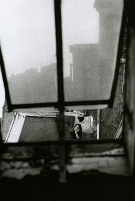 "A veces el mundo que tenemos no es el mundo que imaginamos, para eso tenemos nuestro corazón". Elizabeth Bishop 
📷Jeanloup Sieff