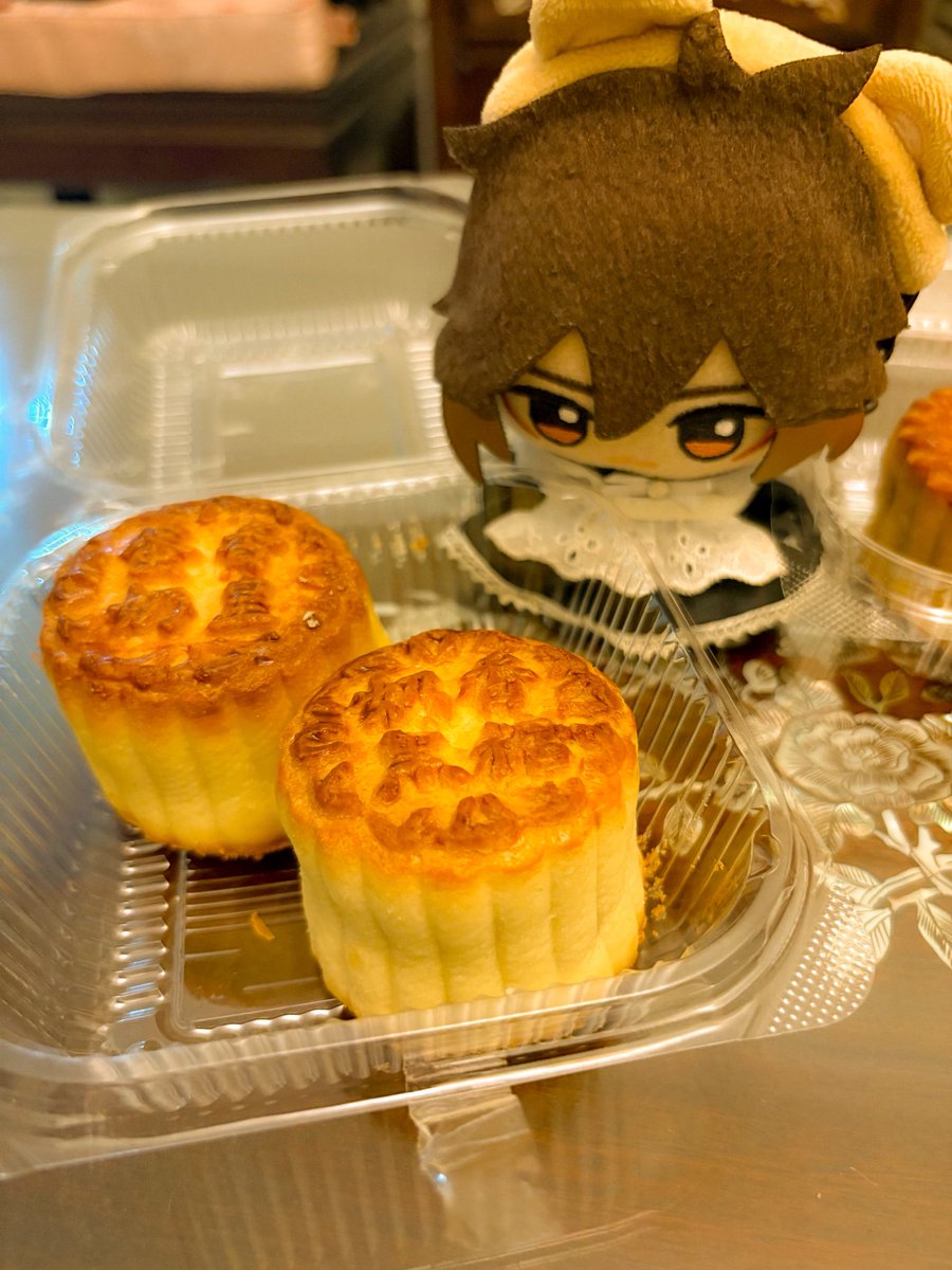 Bought Nuili a mini mooncake so that we can enjoy mid autumn festival together