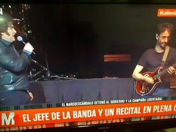 que maldito país generoso un payaso y un gato cantando horrible y los gordos aplaudiendo  con los pechos, de no creer #LaBandaDeMilei IMPRESENTABLE pero no Milei todas las focas aplaudiendo un idiota