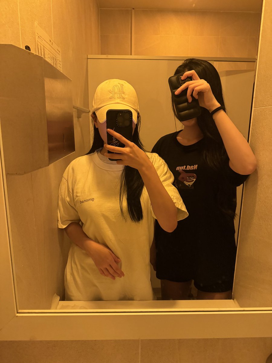 grape_growth's tweet image. Went to grandma’s house and came back to find my sisters wearing my @monad t shirt😭
Should I let them have it or fight for justice?