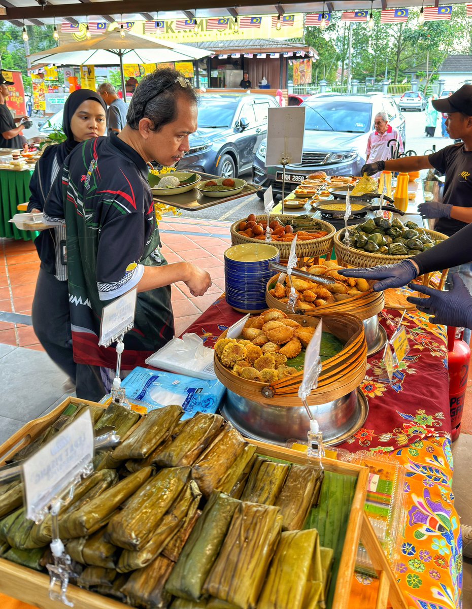 Makkimbong's tweet photo. Selamat pagi semua ! ❤️😍 sekejap je rasa, tahu2 dah hari selasa kan ? Bila sampai je hari selasa, tepat jam 7 pagi. Staff MK dah memulakan persiapan kaunter menu breakfast masing2. Diantaranya dekat MK mempunyai pelbagai aneka kuih muih melayu tradisional. 🤗✨ https://t.co/b4Y2vRckU2